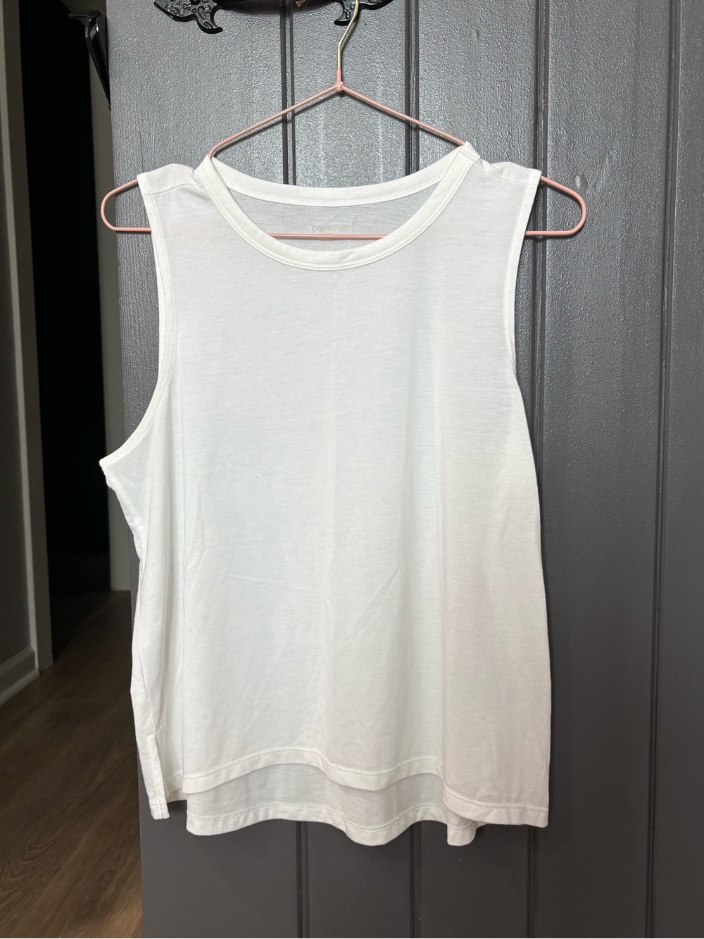 Old Navy White Sleeveless Crewneck Tank